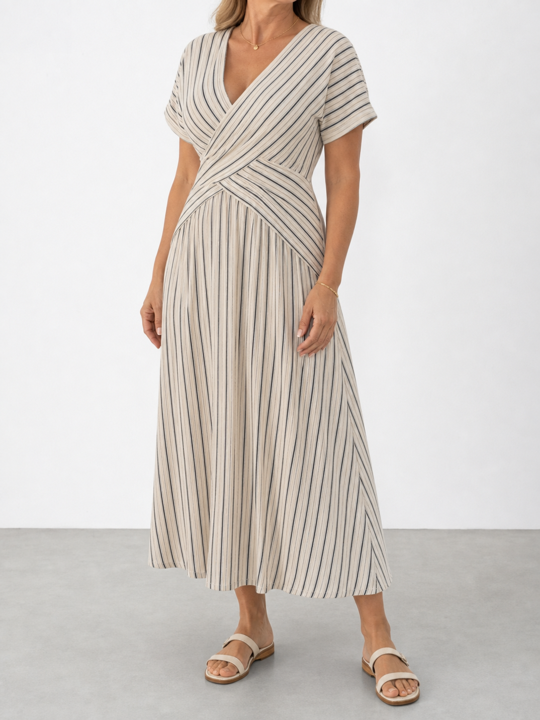 Celia | Vestido midi de manga corta con escote en V y cintura cruzada