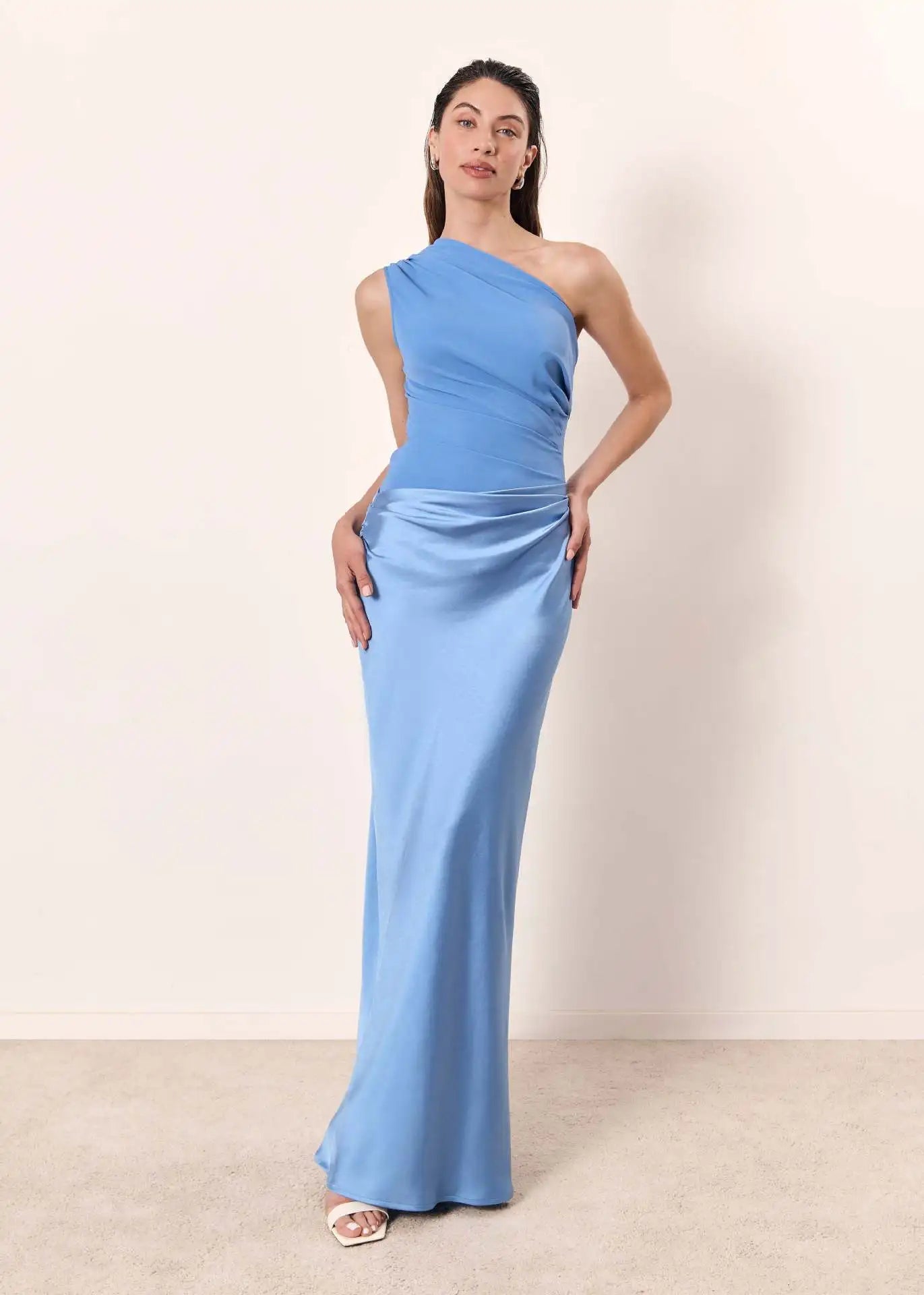 Luna | Vestido largo de satén con abertura